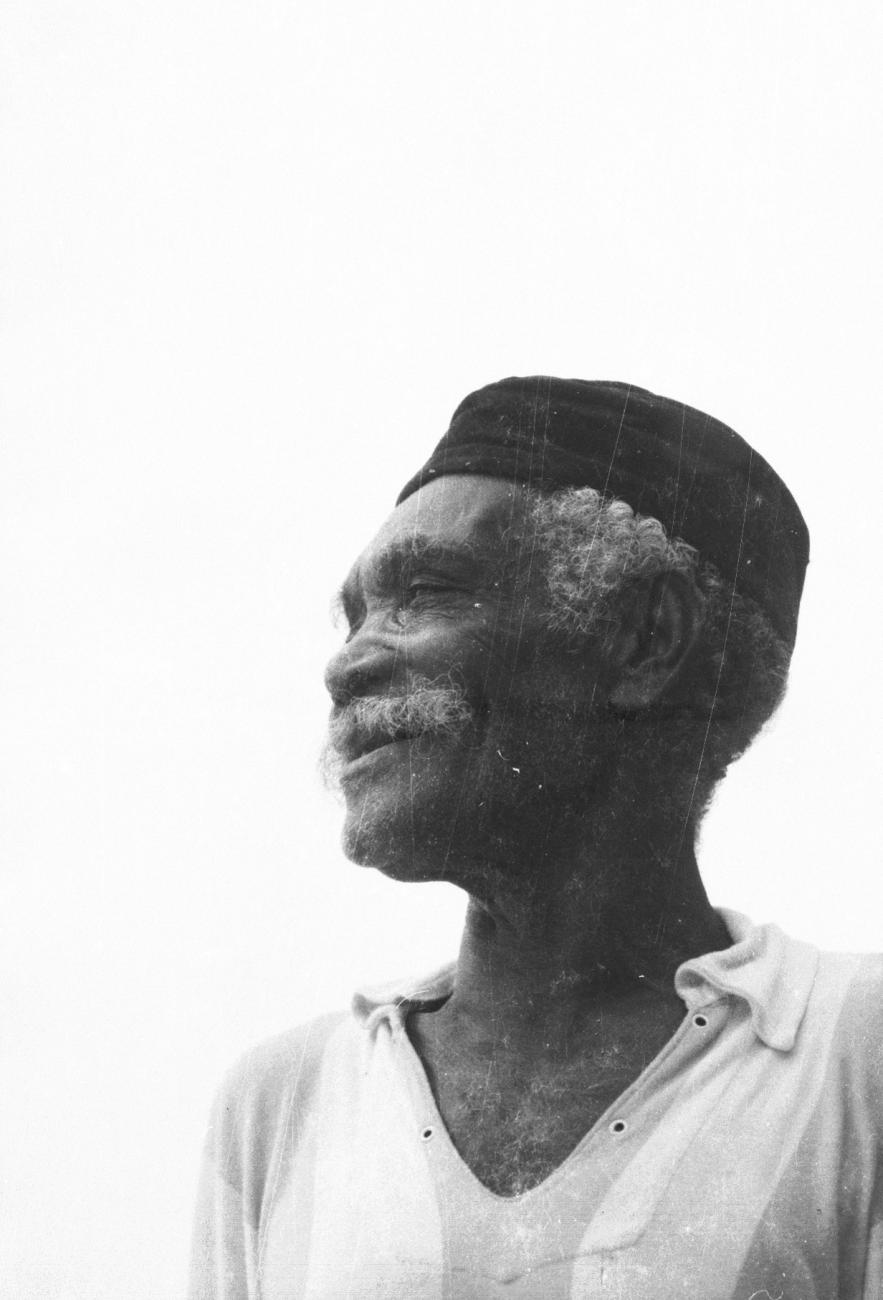 BD/133/1186 -
Portrait of a Papua man