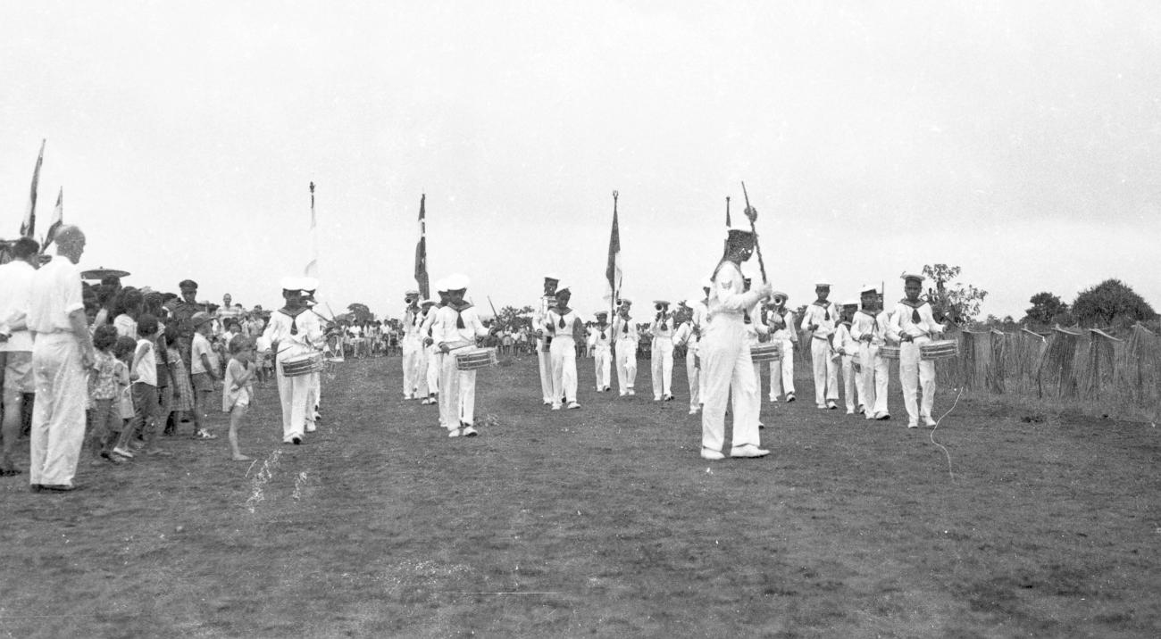 BD/133/128 - 
De muziek speelt ter ere van Koninginnedag
