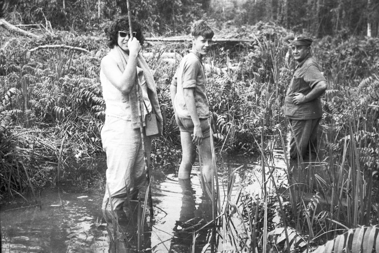BD/133/237 - 
Vervolg van de tocht te voet door het lage water
