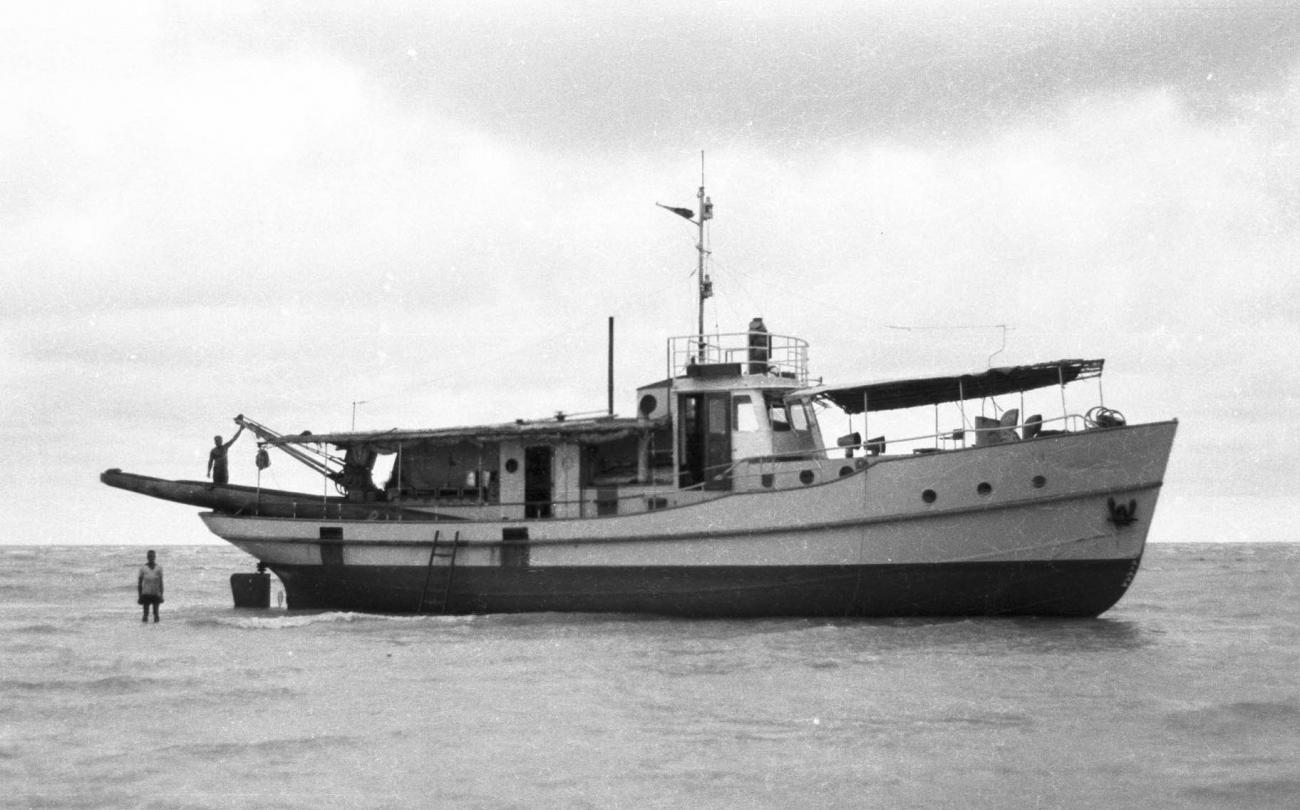 BD/133/394 -
Boot in ondiep water