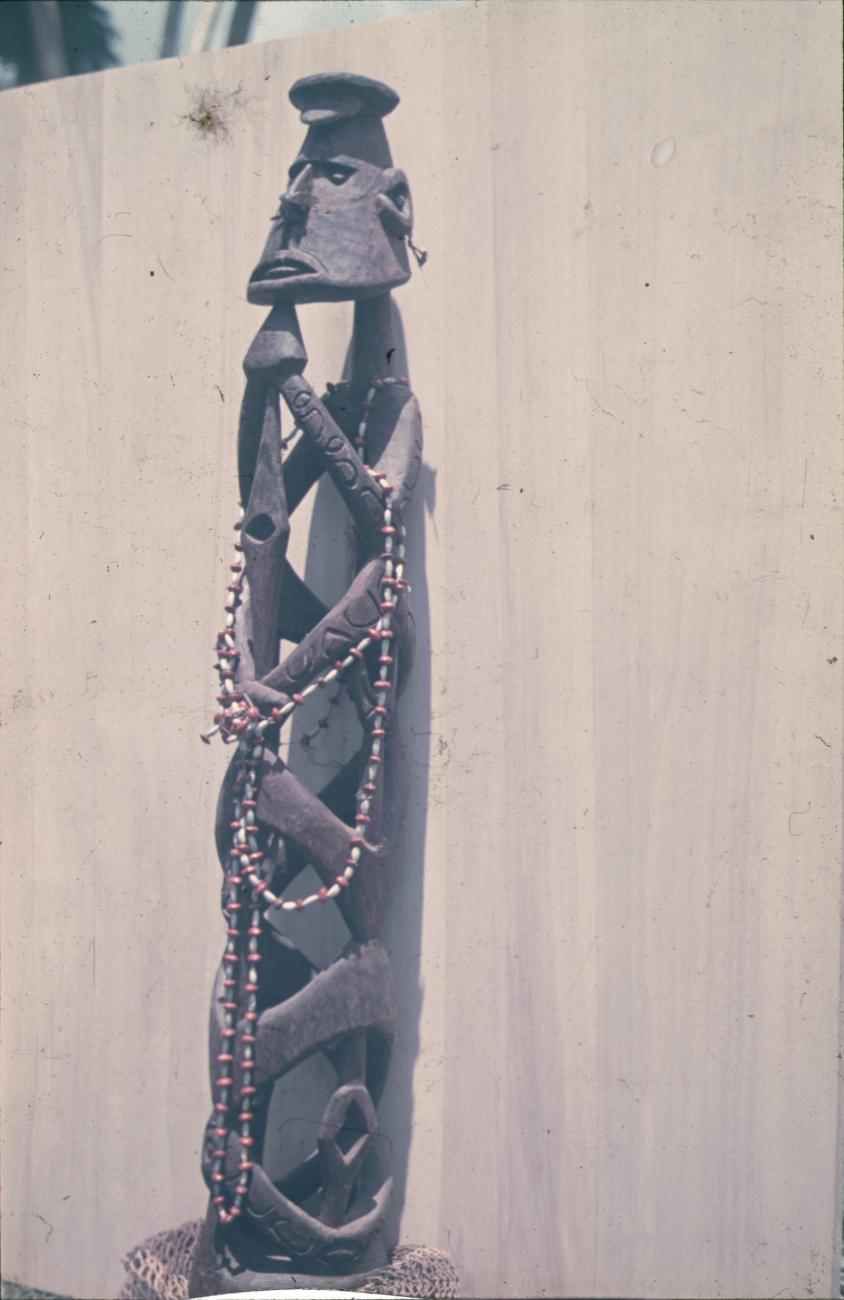 BD/145/266 - 
Kota Radya: Collectie dhr. Heines, mensfiguur uit Mimikagebied met kralenketting

