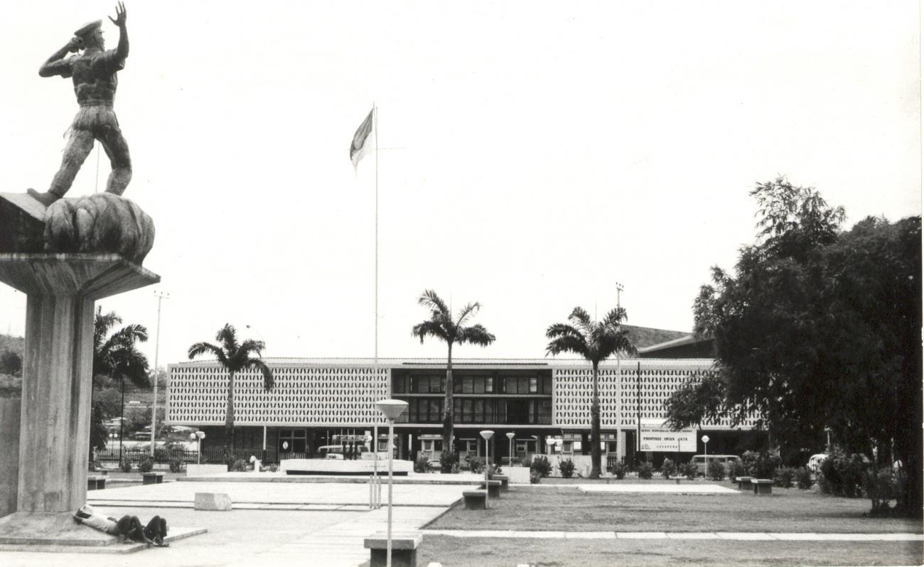 BD/253/112 -
Monument Yos Sudarso en parlementsgebouw in Jayapura