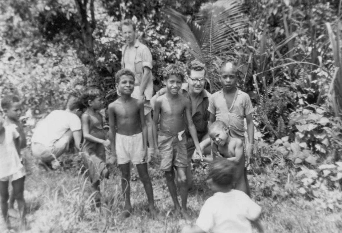 BD/277/58 - 
Groepsfoto van kinderen met Nederlandse mannen
