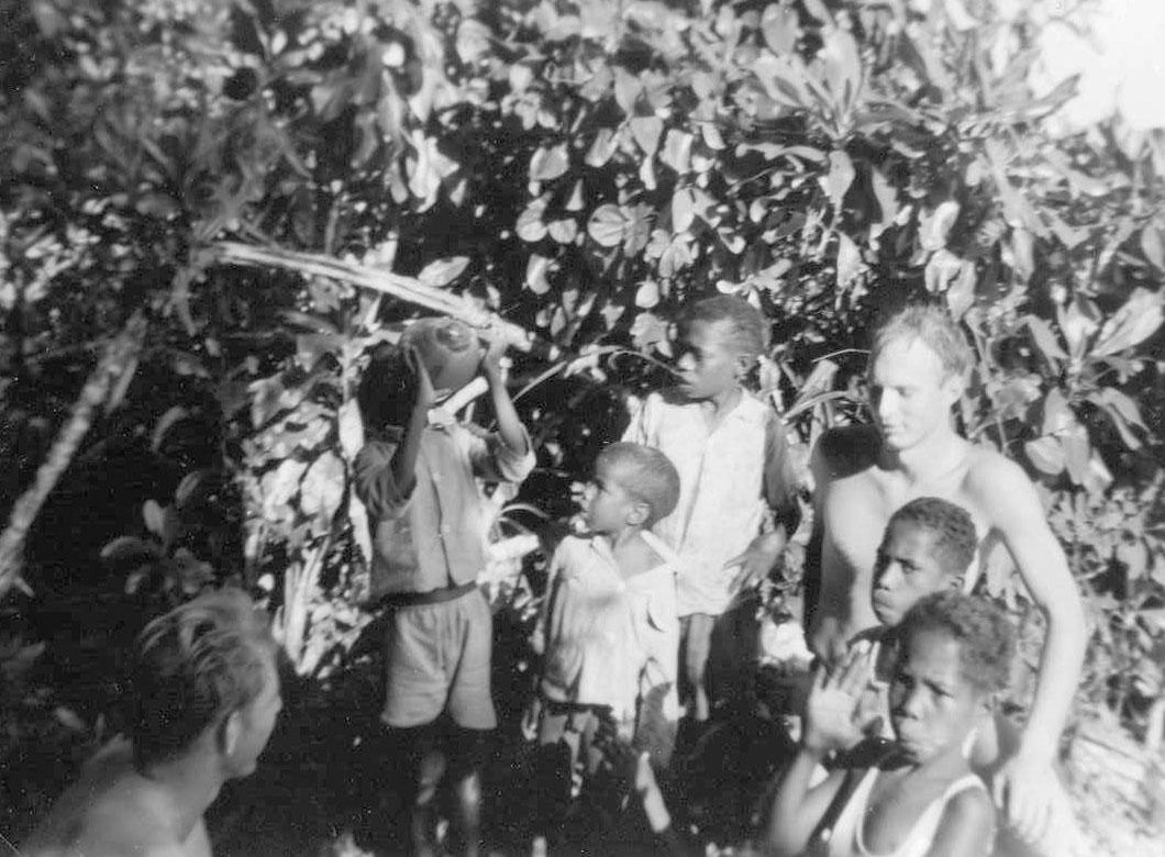 BD/277/59 - 
Kinderen en twee mannen
