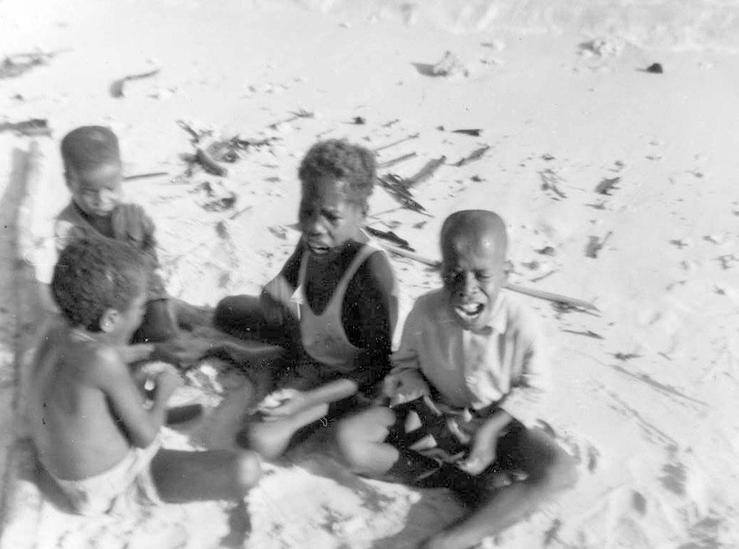 BD/277/60 -
Groep kinderen op het strand
