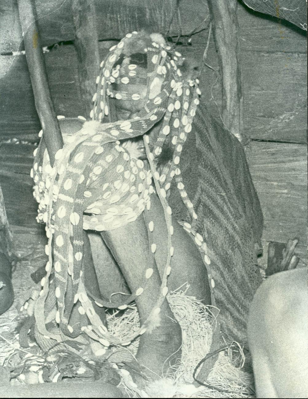 BD/40/21 -
Female Mountainland inhabitant with headdress net and shell string