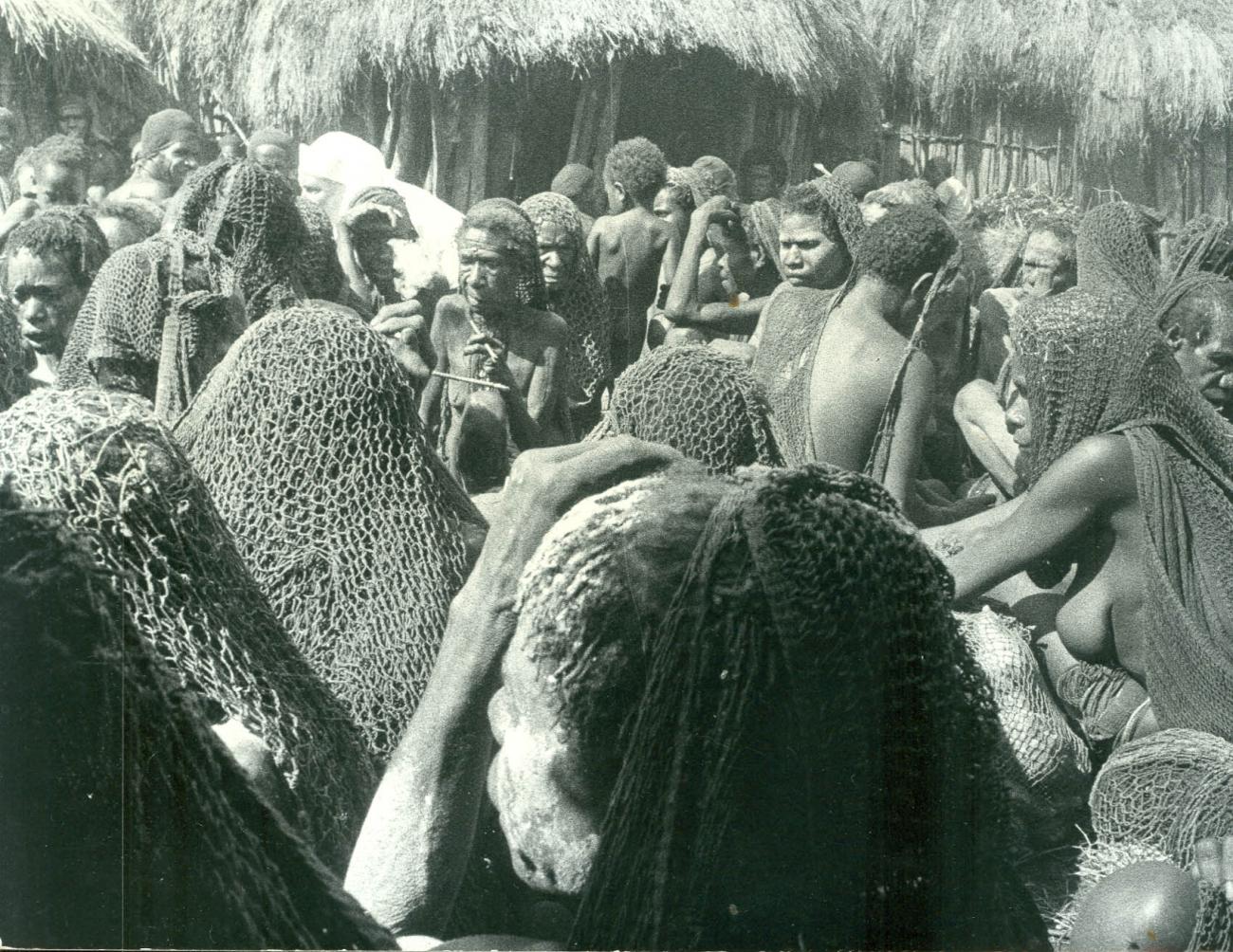 BD/40/22 -
Group Mountainland inhabitants with headdress net