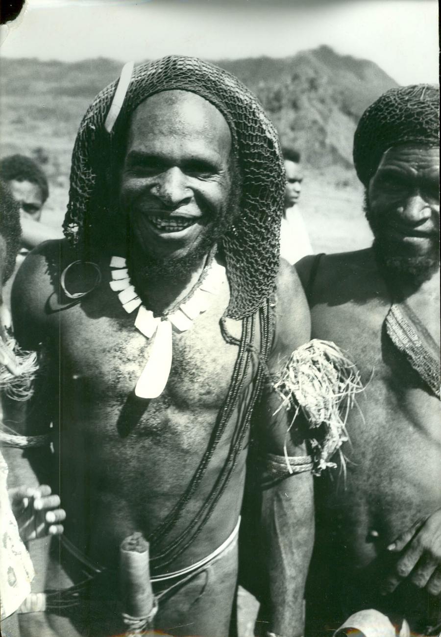 BD/40/34 -
Mountainland inhabitant with penis gourd, necklace, hairnet