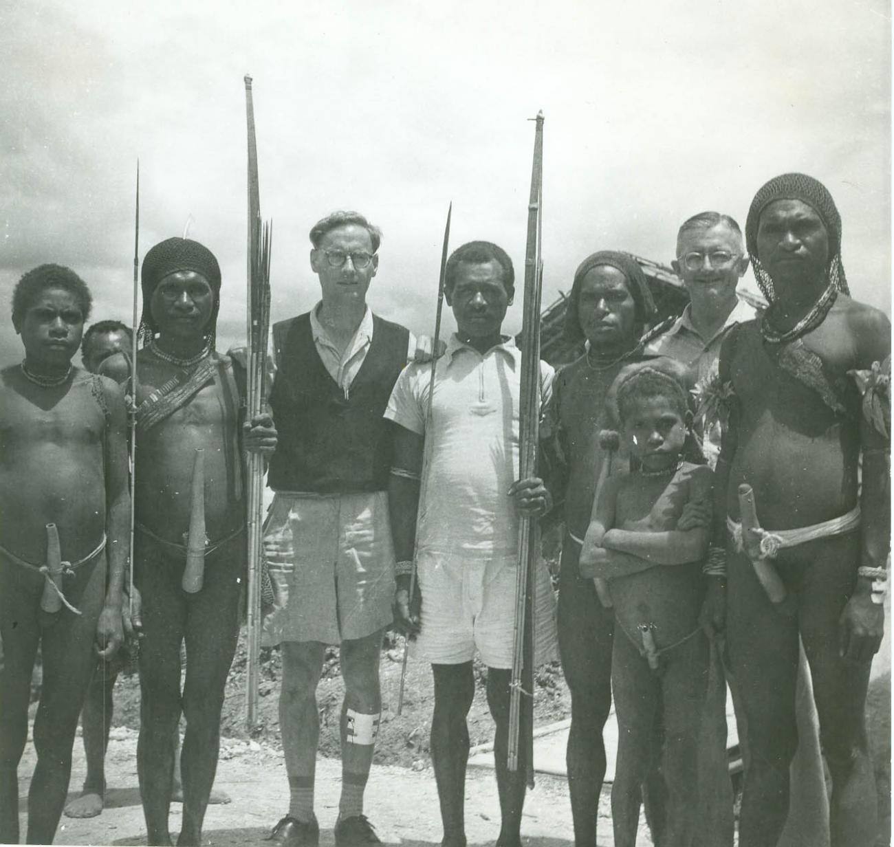BD/40/35 -
Two white people among Mountainland inhabitants with bow and arrow and penis gourd