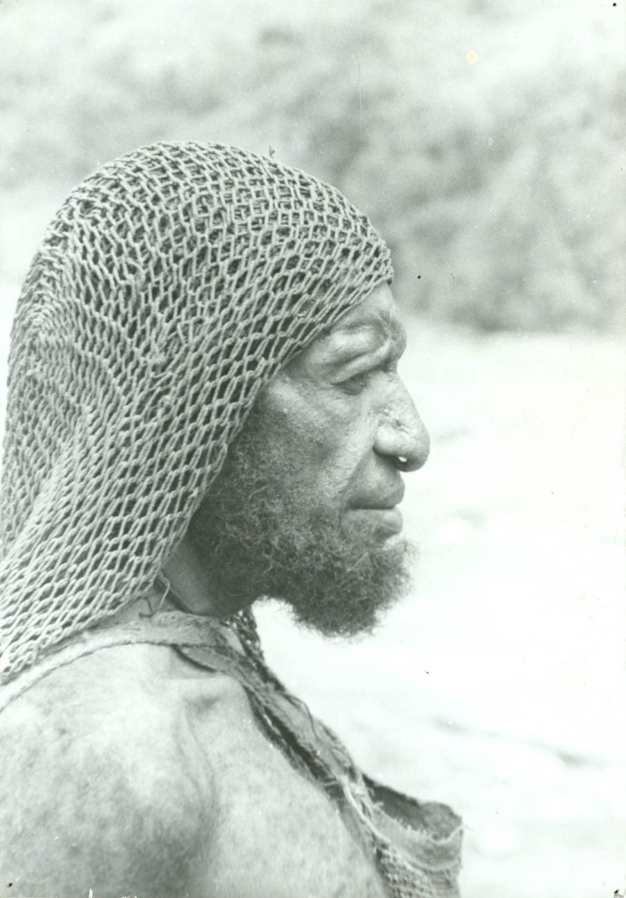 BD/40/37 -
Mountainland inhabitant with beard and headdress net