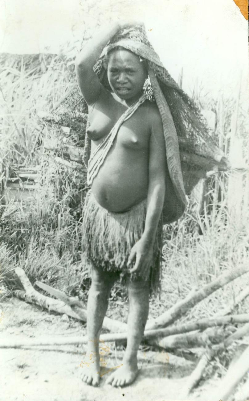 BD/40/48 -
Papua woman in skirt and head covering