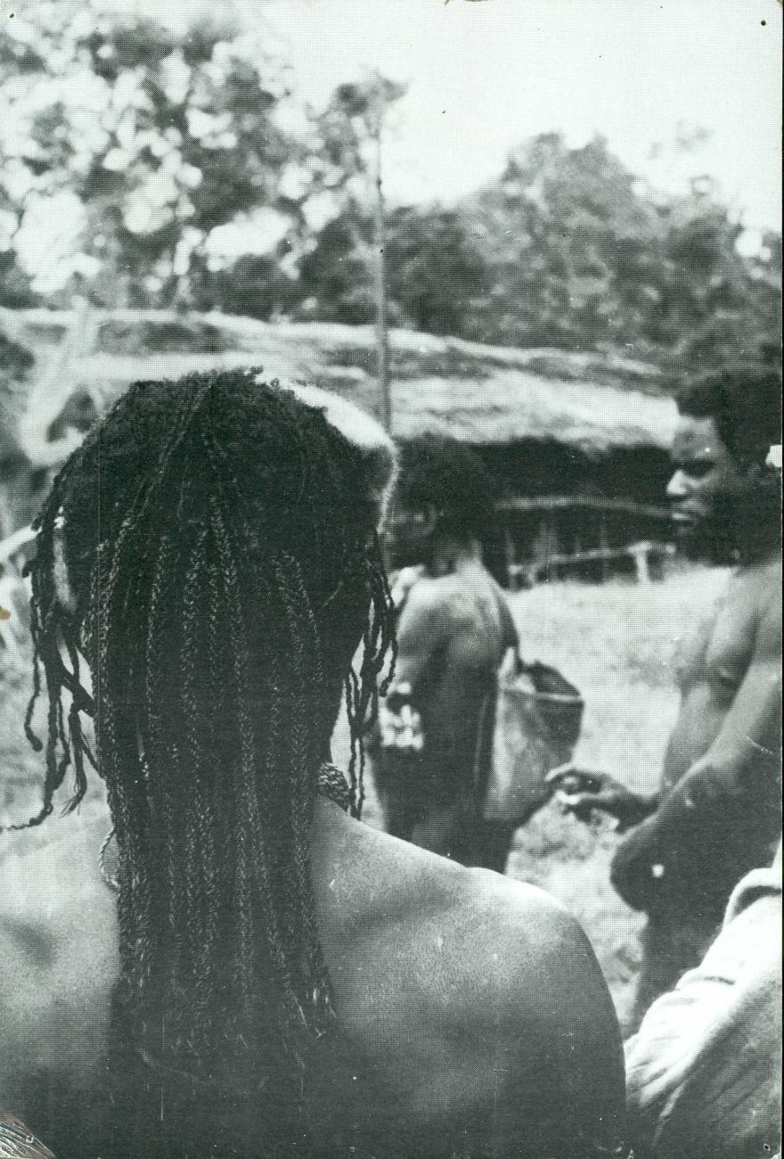 BD/40/56 - 
Persoon uit de Asmat met gevlochten haar.
