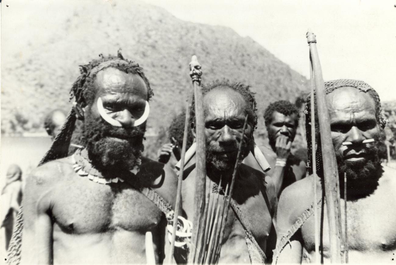 BD/40/5 -
Three Mountainland inhabitants with nose and ear ornaments