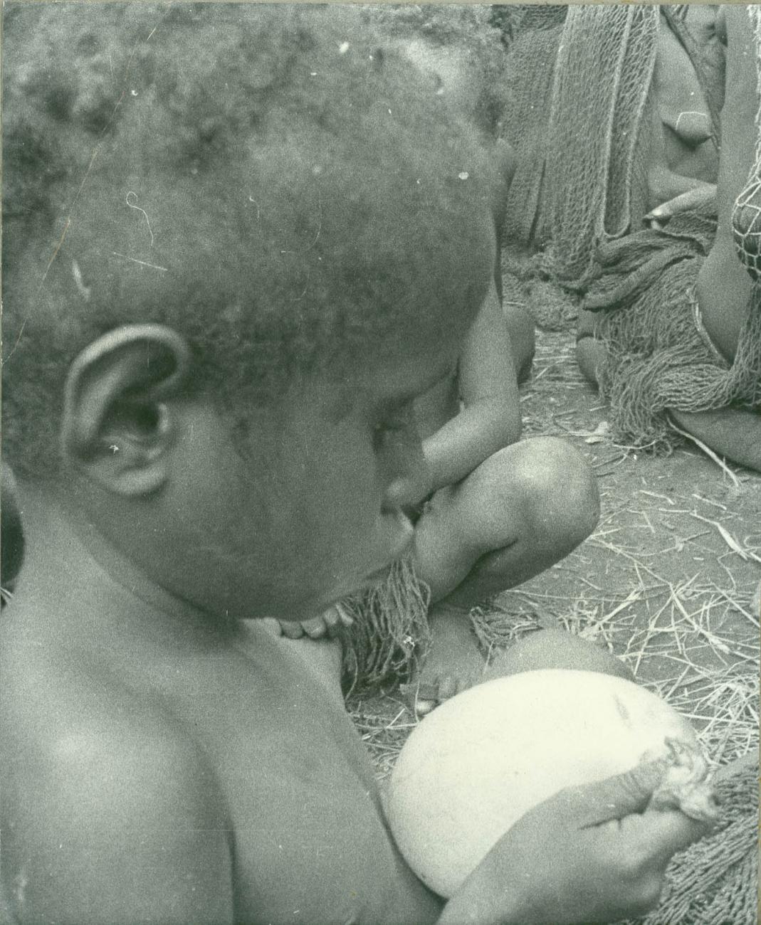 BD/40/74 -
Child with cassowary egg