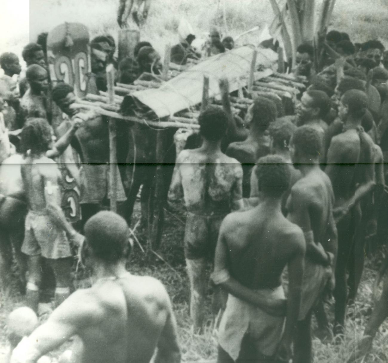BD/40/85 -
Papua people at a funeral ceremony