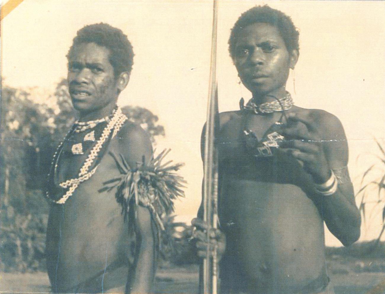 BD/40/89 -
Two Papua men with neck ornaments