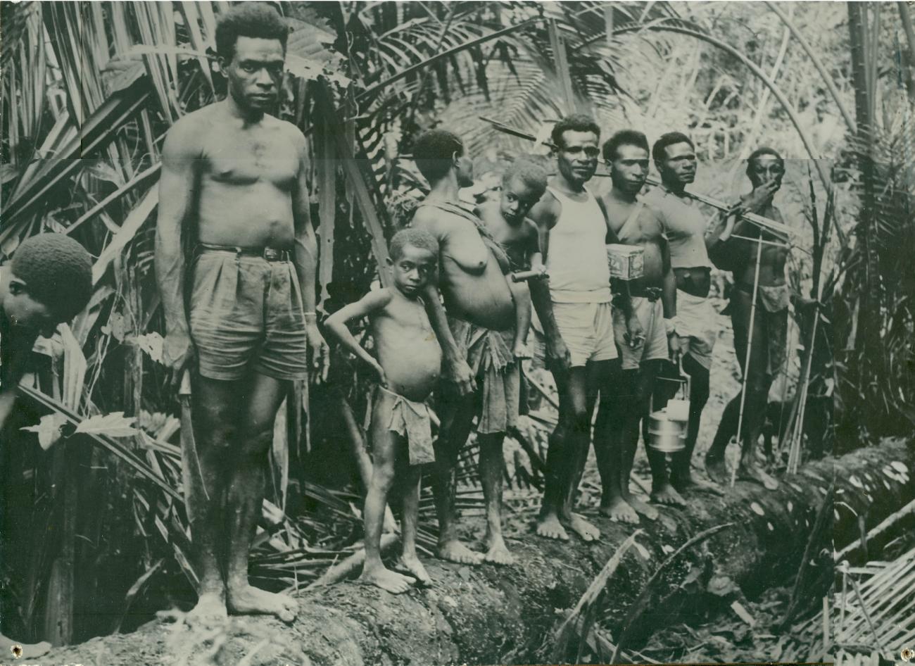 BD/40/95 -
Papua people of different age standing in line