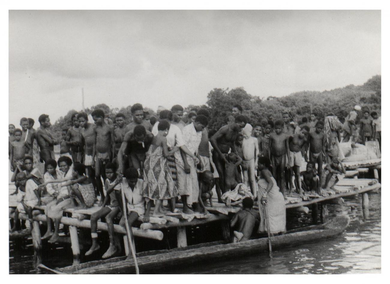BD/54/18 -
Kampong Manokwari, canoe at pier