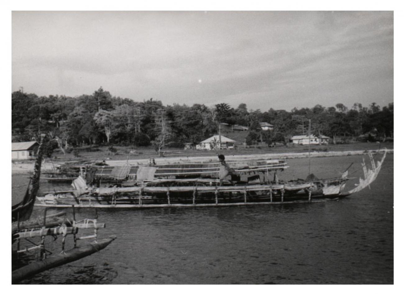 BD/54/27 - 
Manokwari, zeegaande prauwen 
