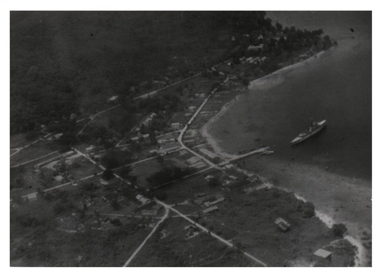 BD/54/28 - 
Manokwari, de &quot;Van Kinsbergen&quot;, vanuit lucht
