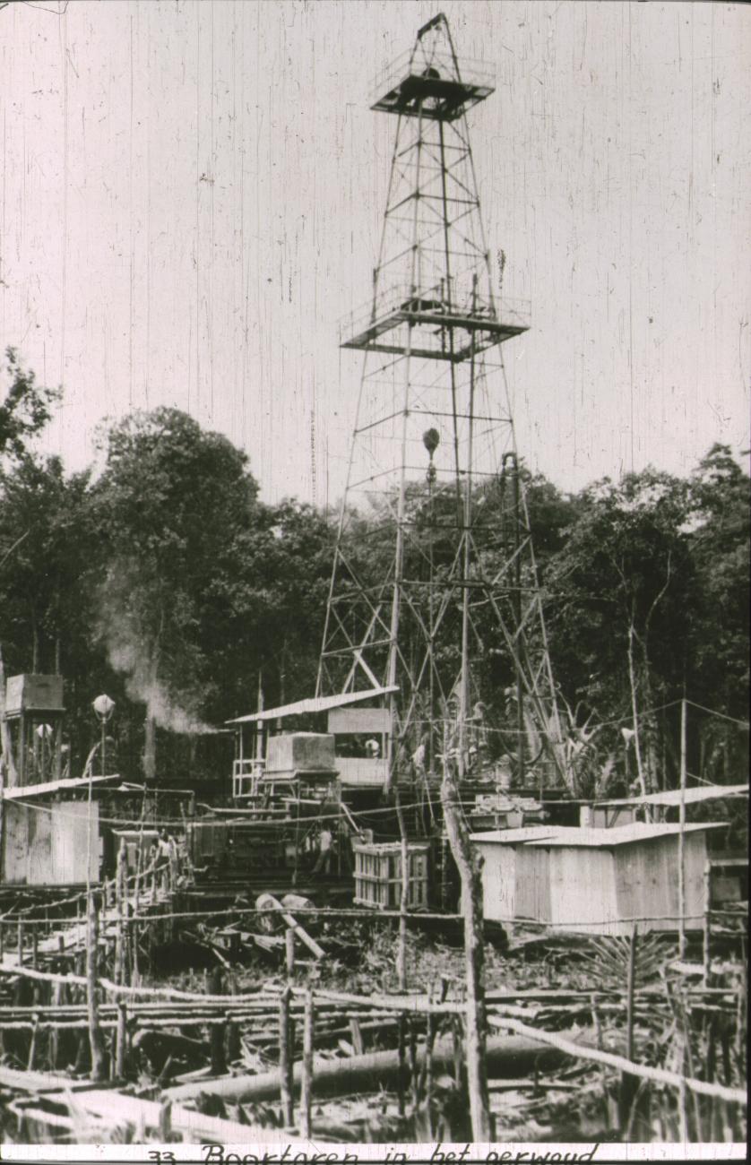 BD/186/106 - 
Boortoren in het oerwoud
