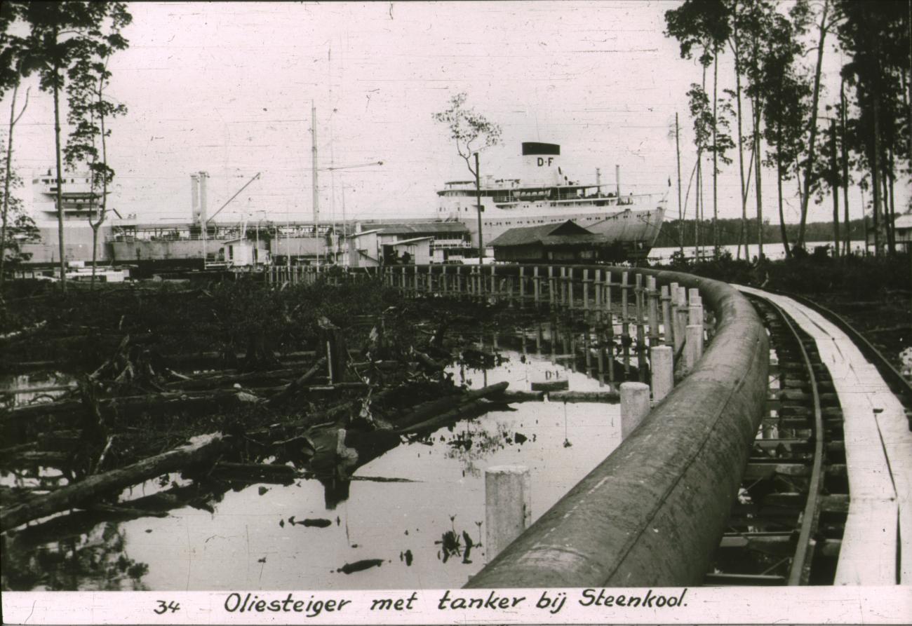 BD/186/107 -
Oliesteiger met tanker bij Steenkool
