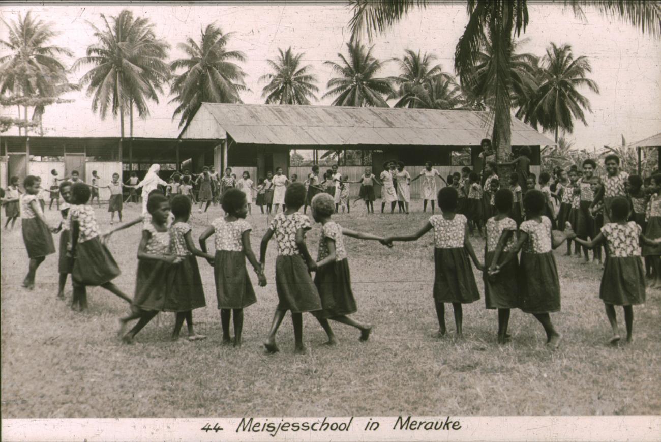 BD/186/110 -
Meisjesschool in Merauke, dansende meisjes