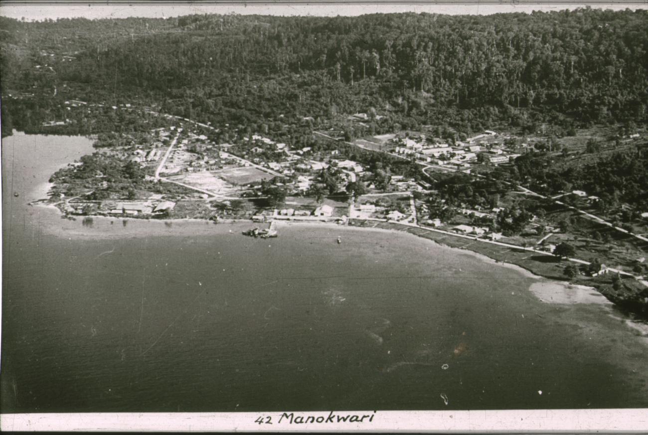 BD/186/119 -
Luchtfoto Manokwari