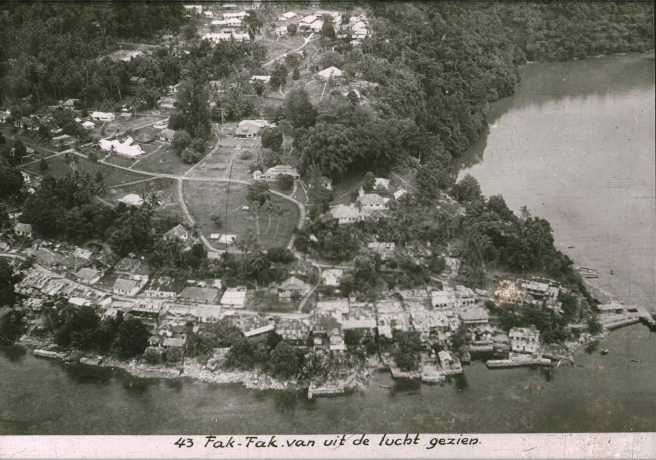 BD/186/120 -
Fak-Fak vanuit de lucht