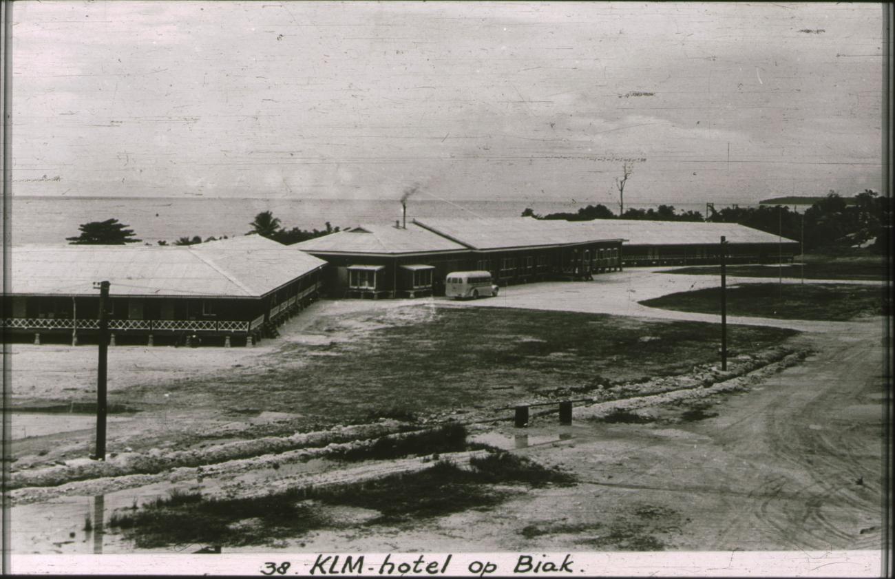 BD/186/122 -
KLM-hotel op Biak