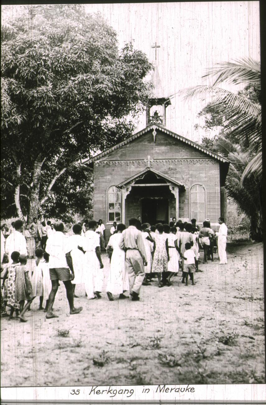 BD/186/47 -
Kerkgang in Merauke