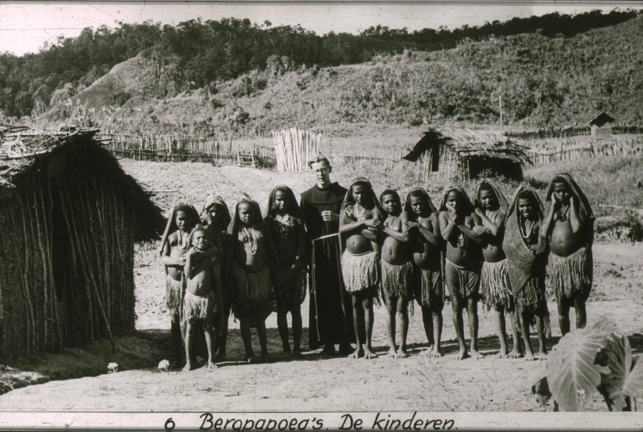 BD/186/56 - 
Bergpapoeakinderen met Franciscaner
