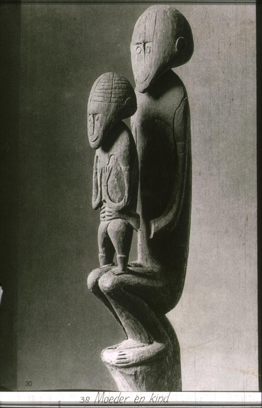 BD/186/97 -
Uit hout gesneden moeder- en kindfiguur uit het dorp Ifar