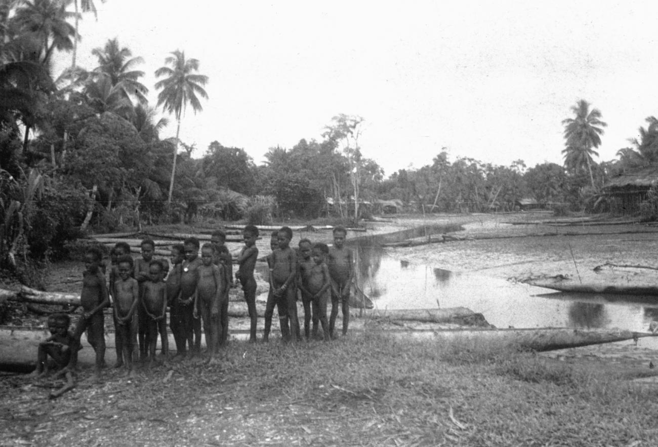 BD/216/105 -
Groep Asmatkinderen aan de kant van de rivier