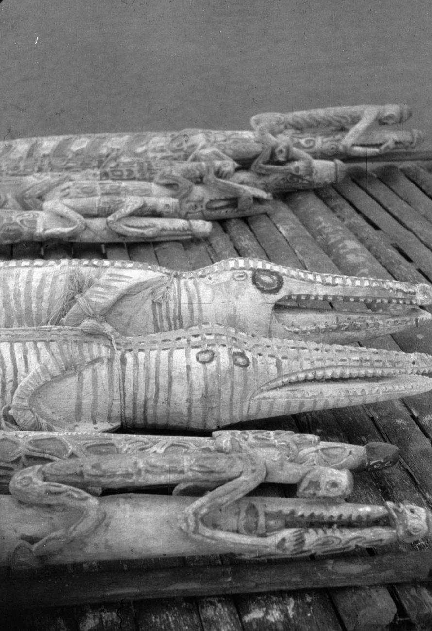 BD/216/124 -
Krokodillen van hout om opgegeten mensen te gedenken