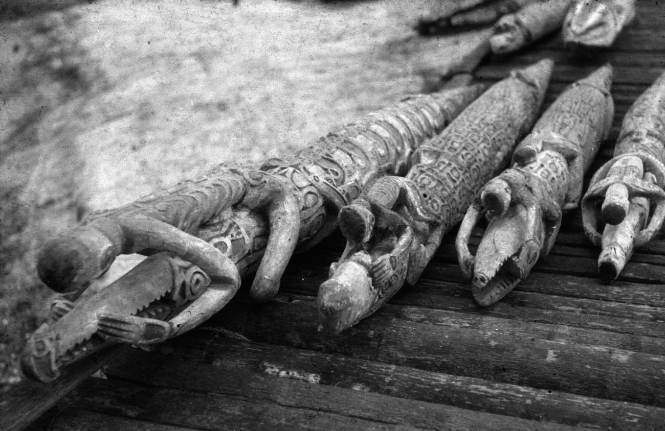 BD/216/129 -
Krokodillen van hout om opgegeten mensen te gedenken