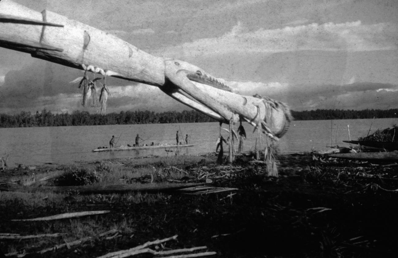 BD/216/130 -
Rivier met Asmatters in de prauw en krokodil van hout op voorgrond