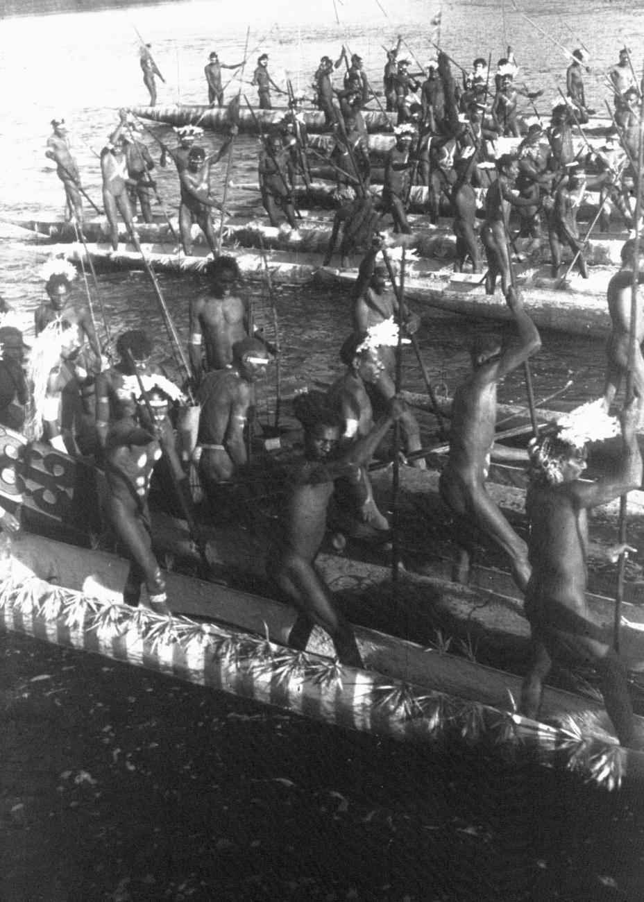 BD/216/139 -
Asmatters met verentooi en prauwen in rivier