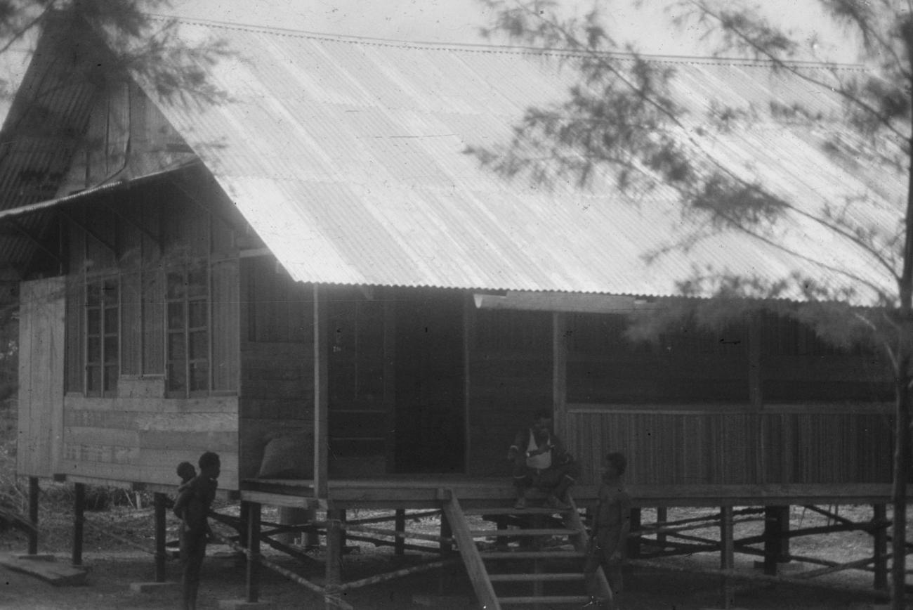 BD/216/13 -
Houten huis met dakbedekking van zinken golfplaten