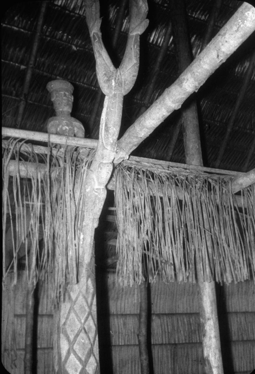 BD/216/143 -
Houten voorouderpaal of bisjpaal in interieur huis