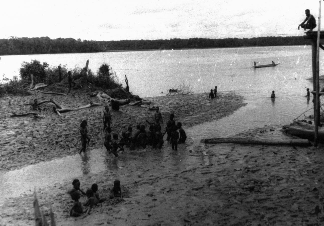 BD/216/151 -
Asmatters in een modderig stroompje uitmondend in de rivier