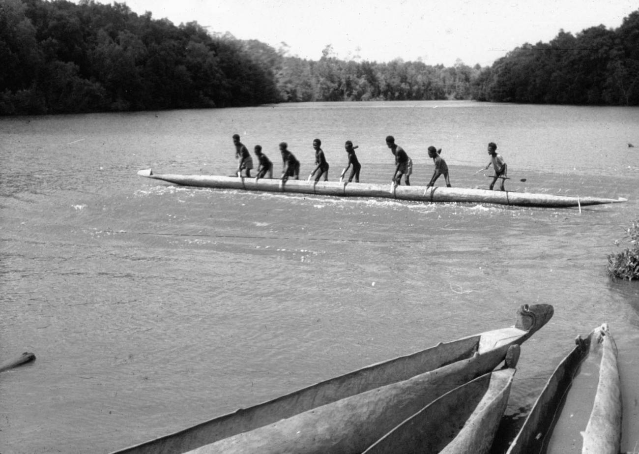 BD/216/155 -
Asmatters met prauw op de rivier