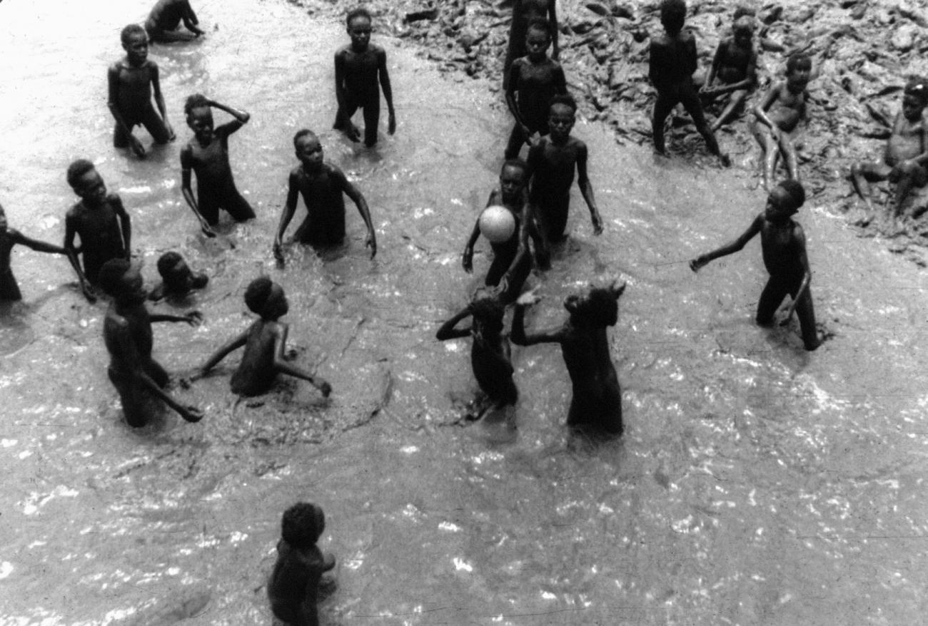 BD/216/158 -
Kinderen spelen met een bal in de rivier