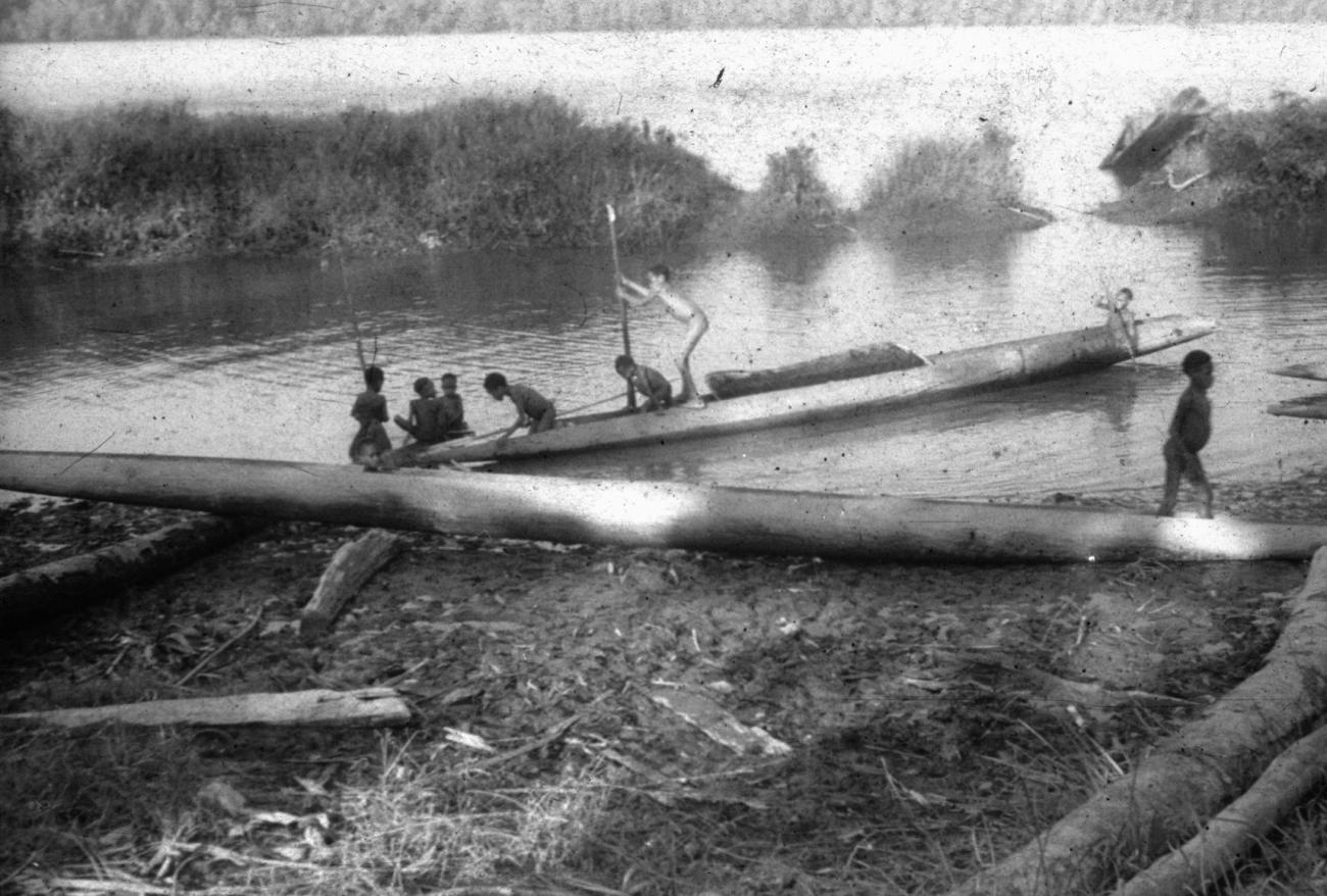 BD/216/183 -
Kinderen spelend met een prauw in de rivier