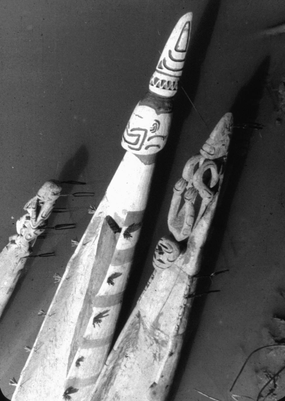 BD/216/184 -
Drie bewerkte en pigment geschilderde prauwstevens