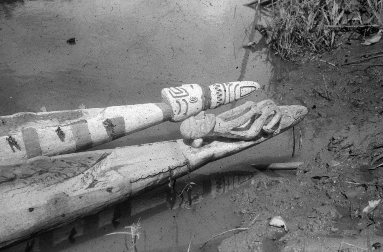 BD/216/194 -
Twee bewerkte en geschilderde prauwstevens