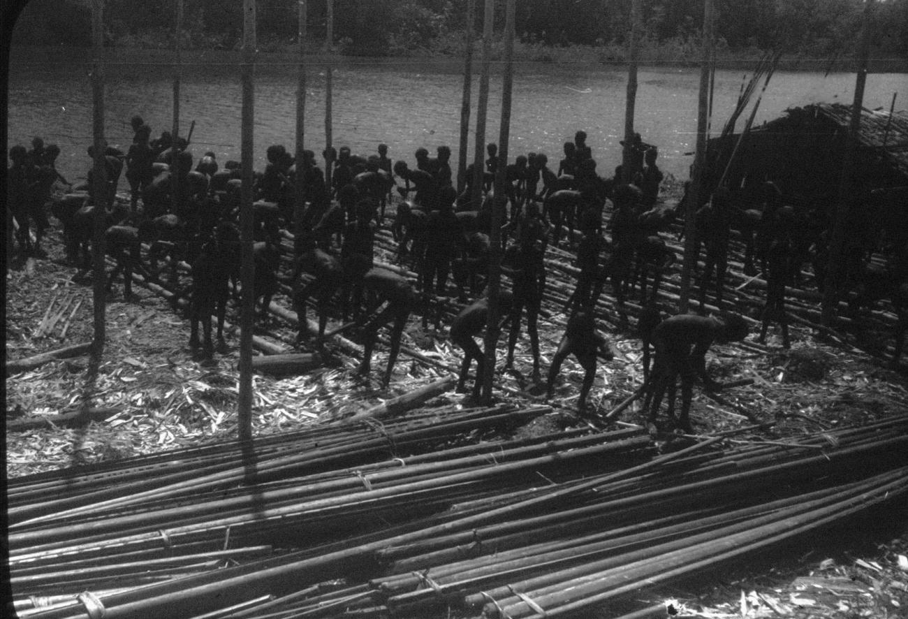 BD/216/20 -
Bamboe en houten stammetje voor aanbouw huis aan rivier