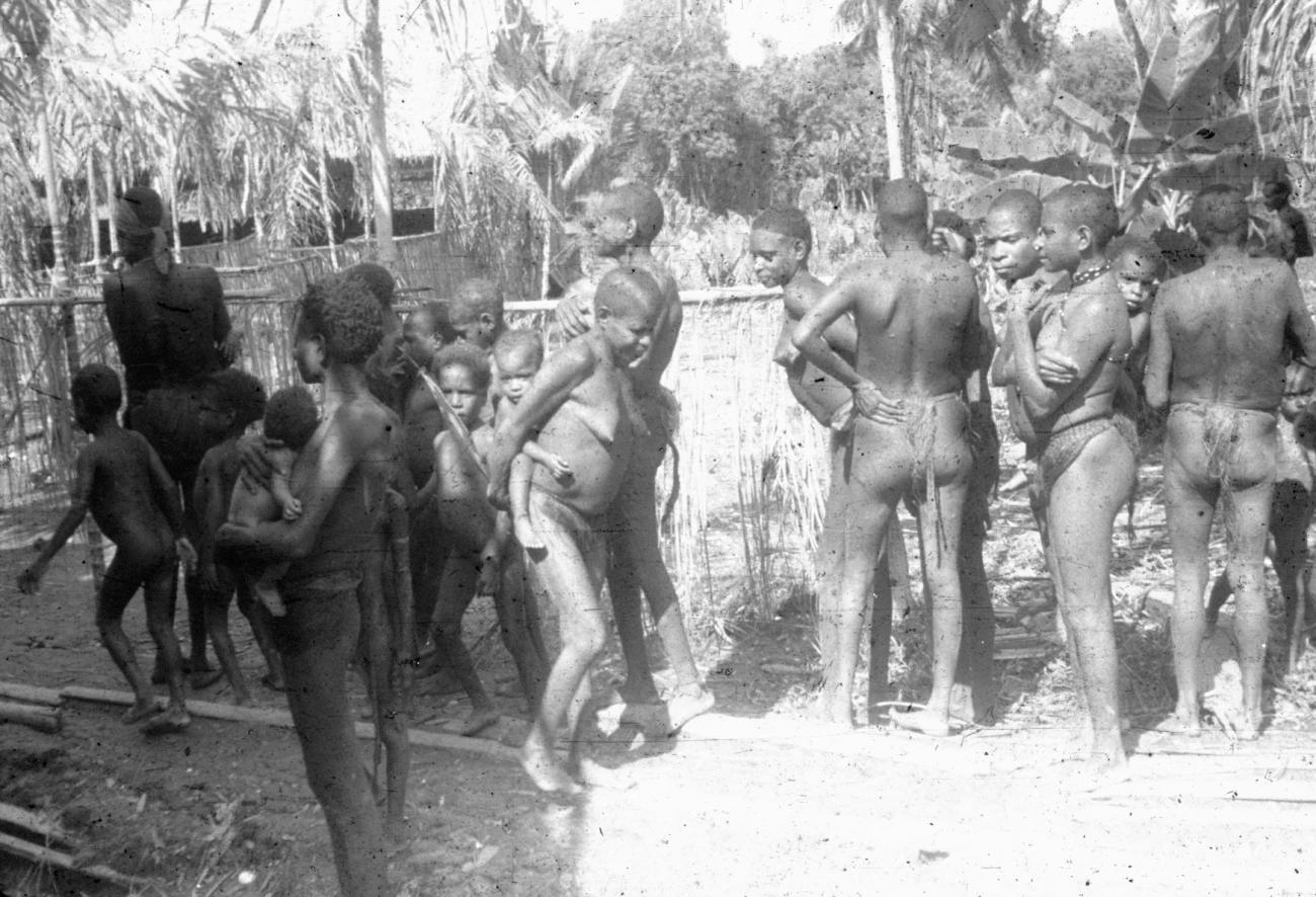 BD/216/239 -
Groep Asmatvrouwen en kinderen in het dorp