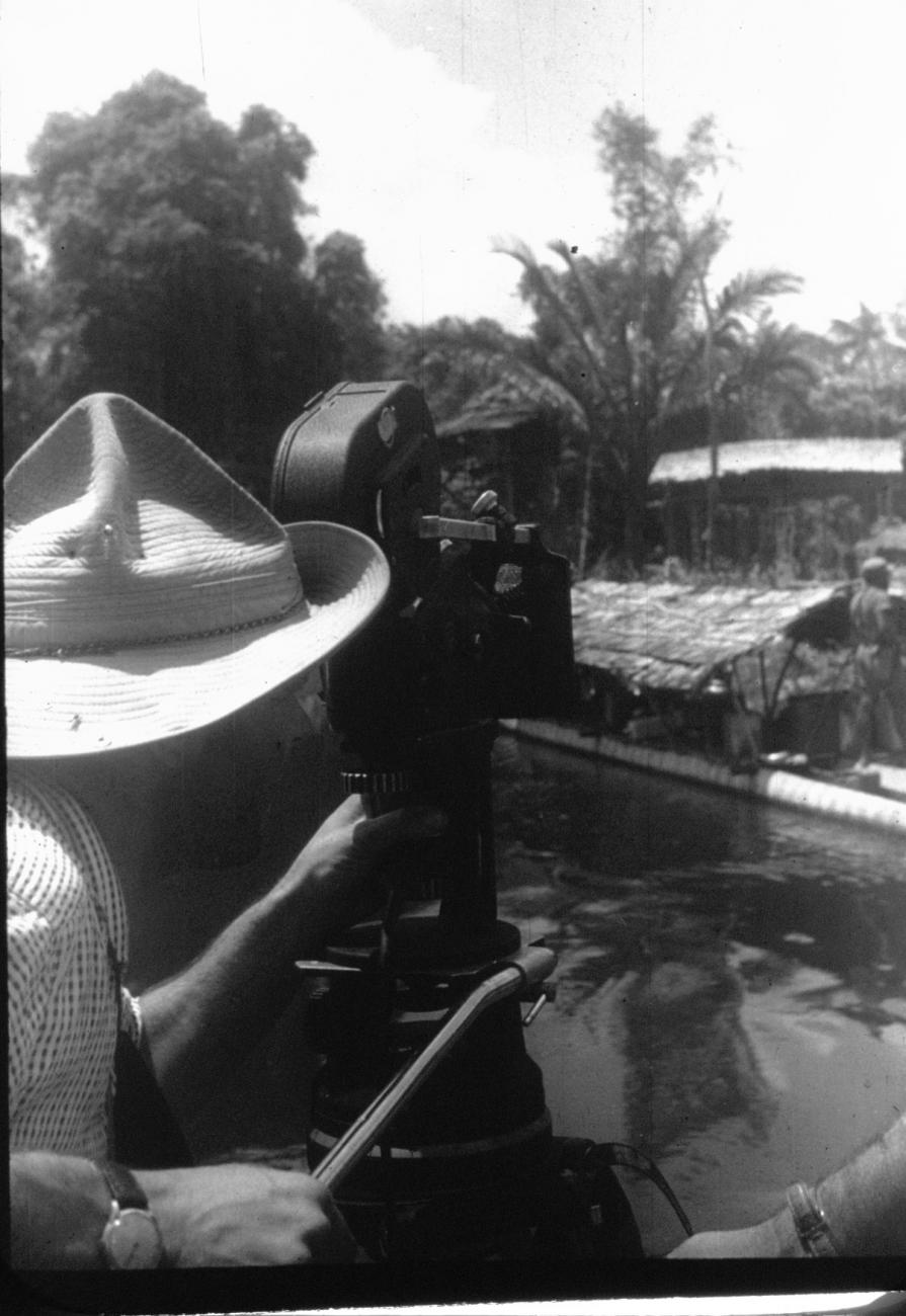 BD/216/272 -
Gilbert Sarthre filmt de bezigheden op de prauw