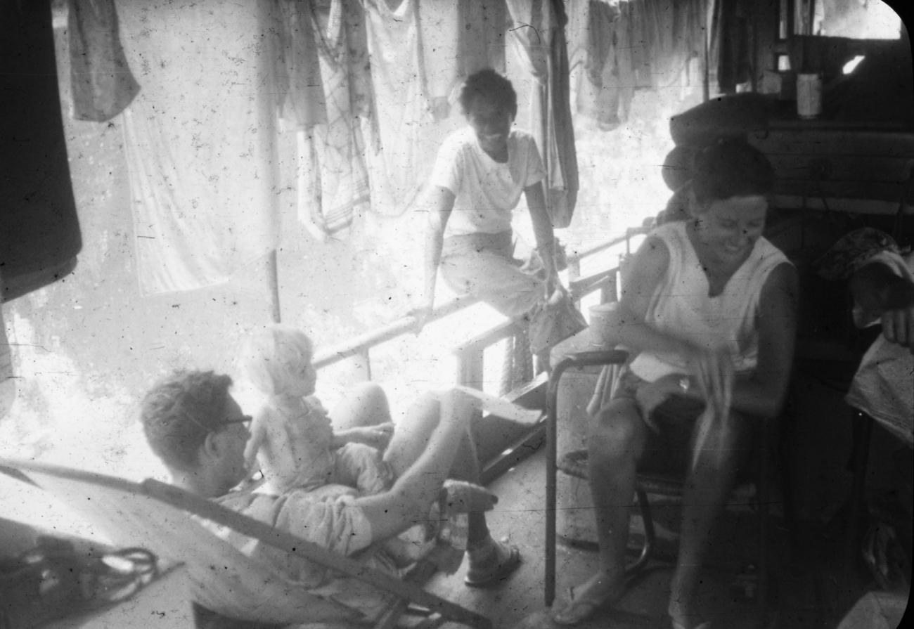 BD/216/274 -
Hollandse familie op een gouvernementsvaartuig